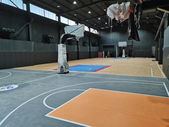 篮球场地胶打造高品质的运动场宝马娱乐地(图5)